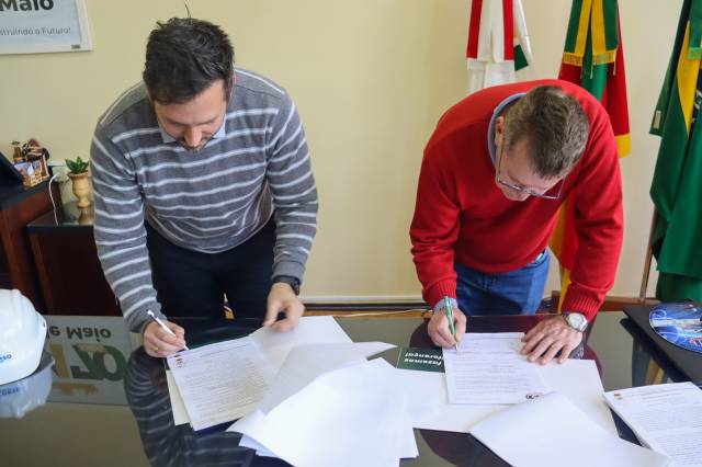Corso assina ordem de início para construção de 30 casas populares