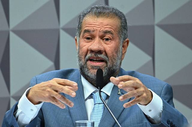 À CPMI, Carlos Lupi nega envolvimento em fraudes no INSS