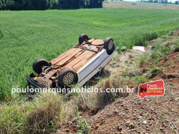 Condutora perde o controle e carro tomba em lavoura às margens da BR-472