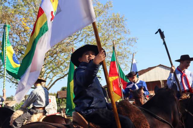Chama Crioula é levada às escolas de Três de Maio