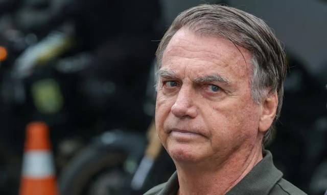 Bolsonaro passa mal e é levado para hospital