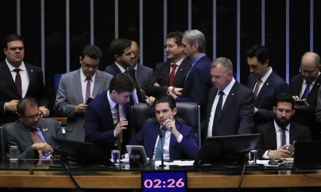 PEC das prerrogativas ou da blindagem é aprovada por deputados e vai ao Senado