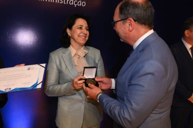 Vanderli de Barros recebe a medalha do Conselho Federal de Administração