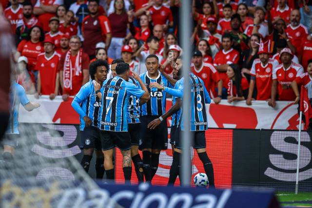 Grêmio vence o Inter por 3 a 2 em clássico com polêmicas e expulsões