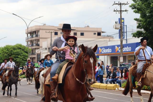 Desfile Farroupilha 2025 em Três de Maio celebra cultura e tradição gaúchas