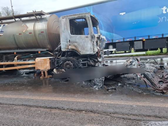 Colisão entre carro e caminhão deixa quatro mortos em Entre-Ijuís