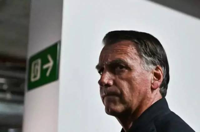 Médico é chamado à casa de Bolsonaro após nova crise de soluços e vômitos