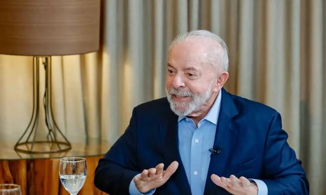 Lula conversa com Trump e pede fim de tarifaço sobre produtos brasileiros