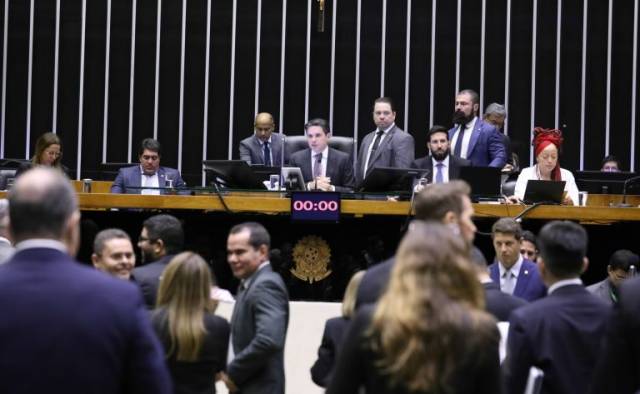 Câmara aprova em 2º turno PEC da aposentadoria dos agentes de saúde e combate a endemias