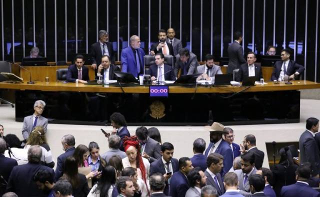 Proposta alternativa à alta do IOF é derrubada na Câmara e governo prevê rombo de R$ 42,3 bilhões