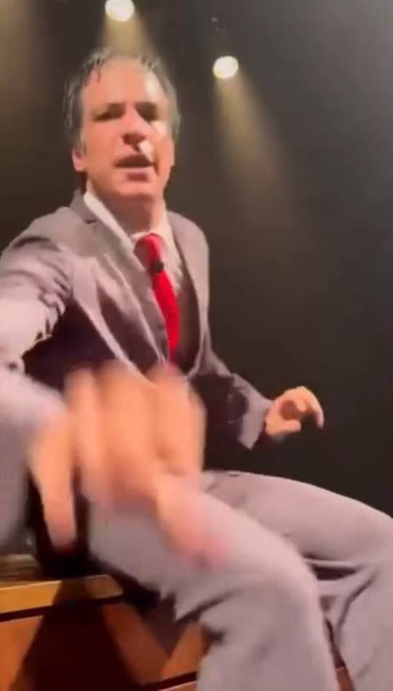 Mateus Solano dá tapa em celular ao ser filmado durante peça em Santa Rosa