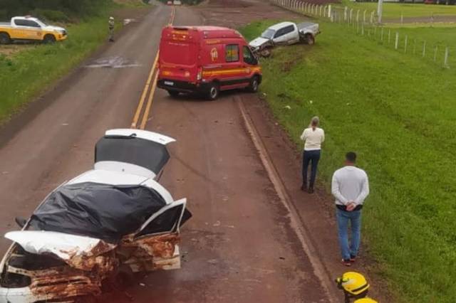Colisão entre carro e caminhonete mata jovem em Independência
