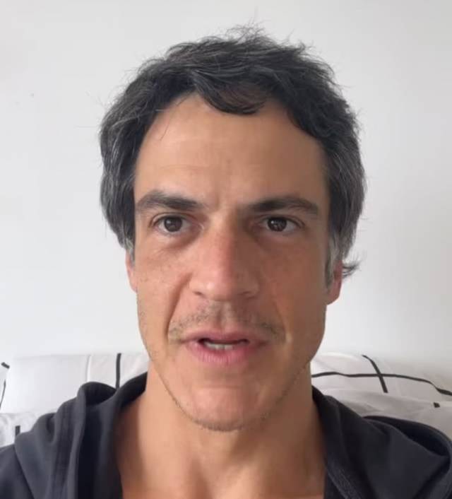 Mateus Solano diz que não deu tapa, mas pegou celular em peça em Santa Rosa