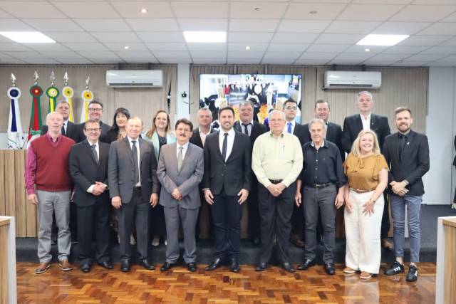 Ex-prefeitos e atual mandatário são homenageados na Câmara de Três de Maio
