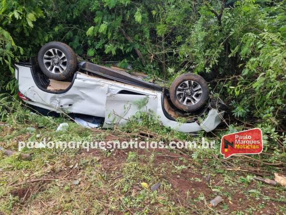 Caminhonete capota na BR-472, localidade de Nossa Senhora do Carmo