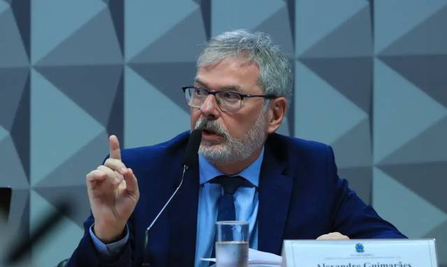 Ex-diretor do INSS nega vínculo político em depoimento à CPMI