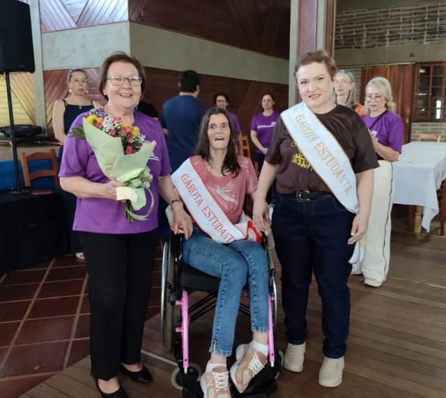 Aluna da Apae de Três de Maio é eleita Garota Estudantil das Apaes do 3º Conselho