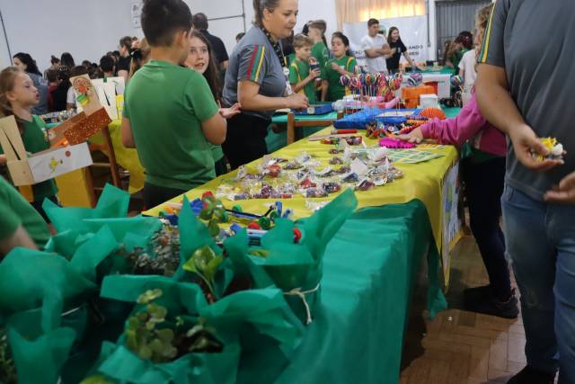 Feira de Educação Empreendedora mobiliza estudantes da rede municipal