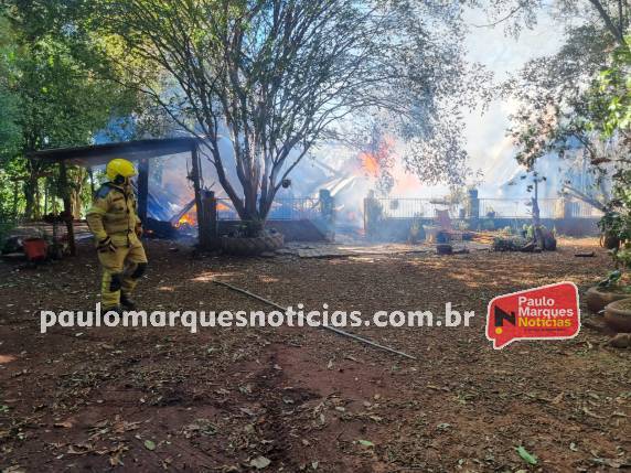 Casa é destruída por incêndio em Três de Maio