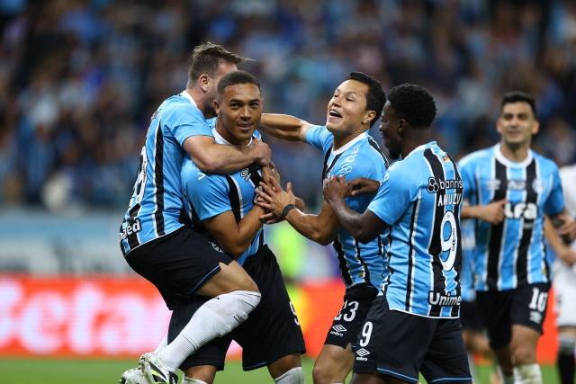 Grêmio derrota o Vasco da Gama e chega ao meio da tabela do Brasileirão