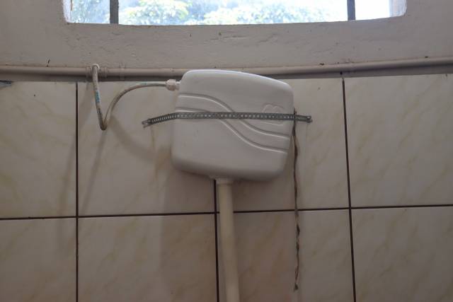 Banheiros da Praça Henrique Becker Filho são alvo de vandalismo