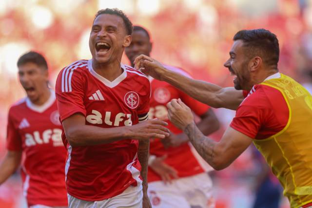 Inter vence o Bragantino por 3 a 1 e se mantém na Série A do Campeonato Brasileiro