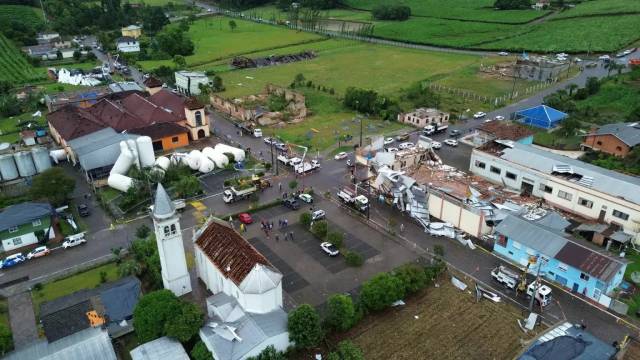 Tornado com ventos de mais de 100 km/h causou destruição em Flores da Cunha