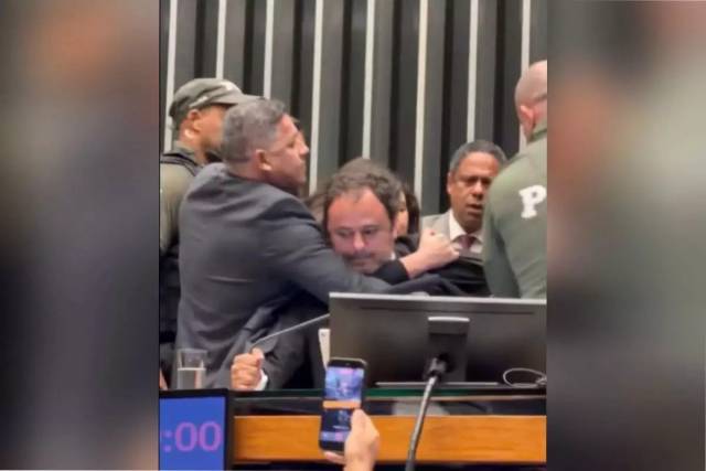 Deputado é retirado à força após tentar ocupar cadeira de presidente da Câmara