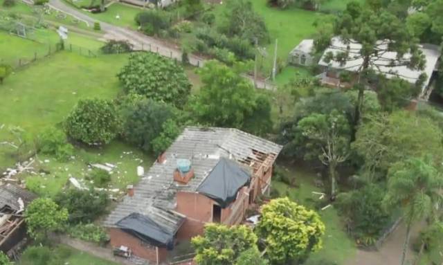 Tornado destelha escola e residências em município da Serra Gaúcha