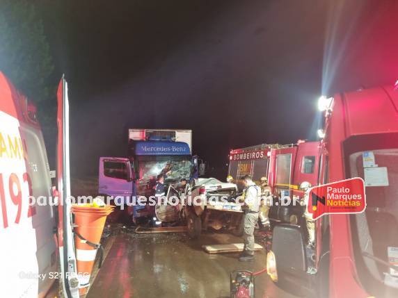 Mulher morre em colisão frontal entre picape e caminhão em Independência