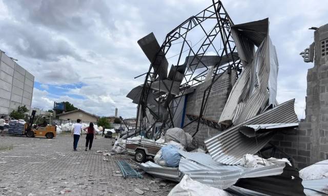 Cidade do Paraná é atingida por ventos fortes de até 180 km/h