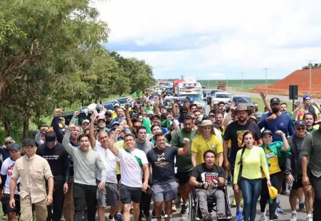Deputado federal Nikolas Ferreira faz caminhada por anistia