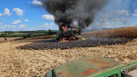 Incêndio destrói colheitadeira em Três de Maio