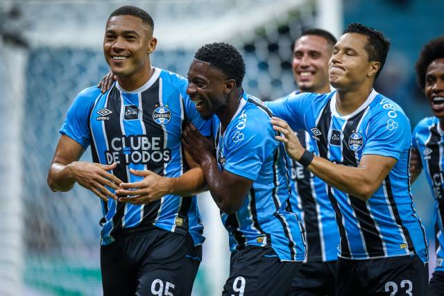 Com três gols de Carlos Vinícius, Grêmio vence o Botafogo por 5 a 3