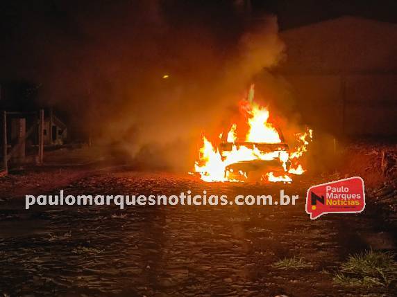 Automóvel é destruído pelo fogo no bairro Santa Rita