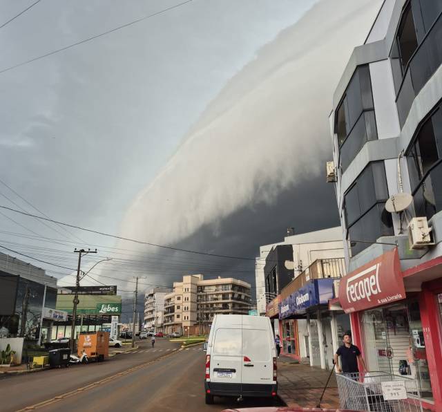 O que é uma nuvem prateleira, fenômeno que chamou atenção em Três de Maio