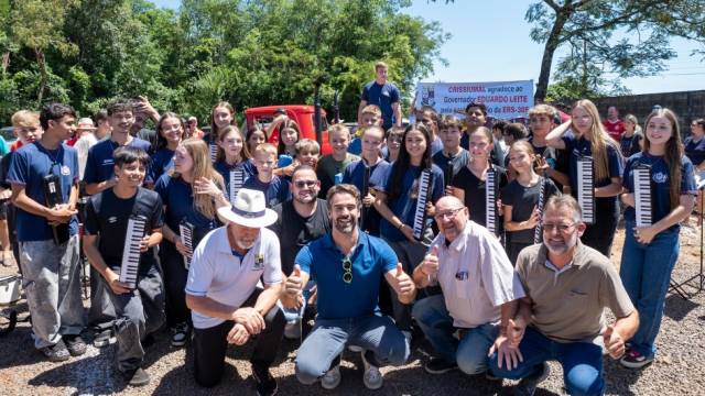 Eduardo Leite vistoria obra de pavimentação na ERS-305
