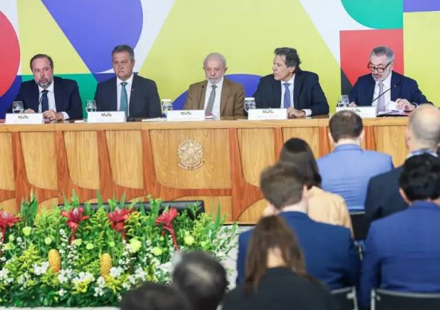 Governo Lula zera impostos do diesel para conter alta do petróleo