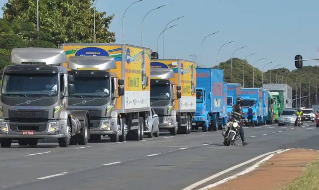 Caminhoneiros podem entrar em greve se governo não adotar medidas