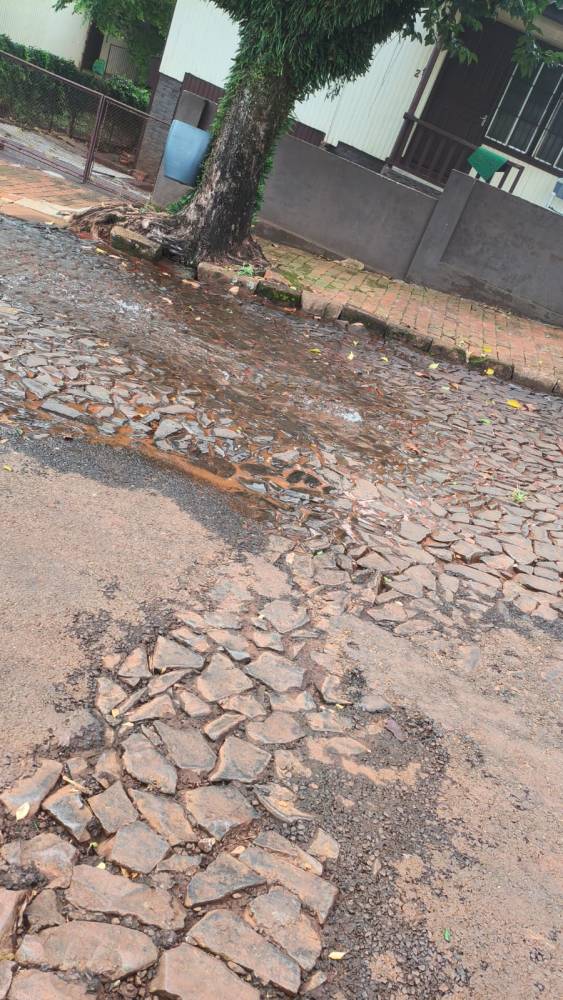 Corsan realiza reparo na rede de água na Rua Ijuí