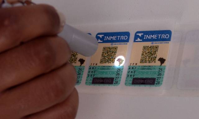 Selos antigos do Inmetro para capacete, extintor e GNV vencem em março