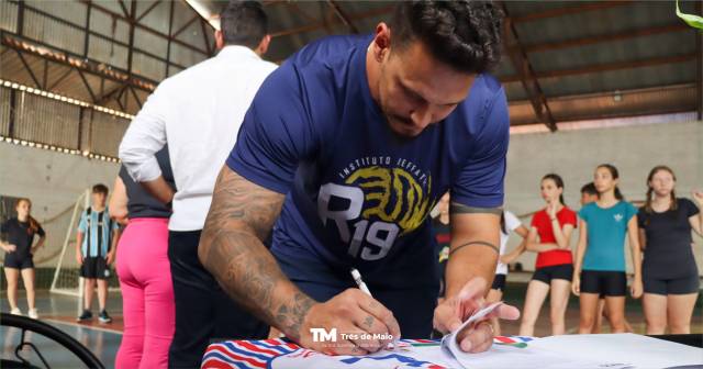 Prefeitura e Instituto Refatti ampliam projeto de vôlei nas escolas