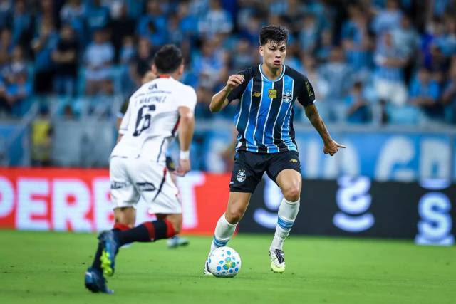 Em noite de grave lesão de Marlon, Grêmio supera o Vitória