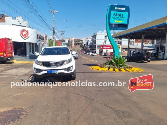 Acidente envolve SUV e moto elétrica no centro de Três de Maio