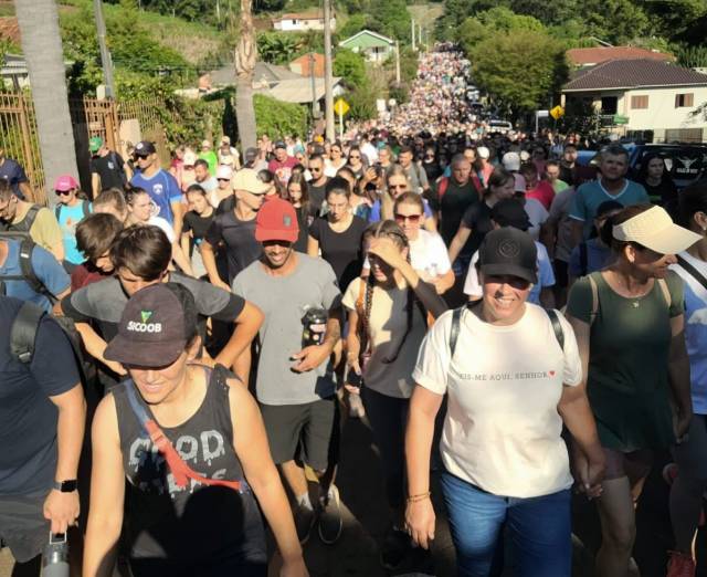 Caminhada da Sexta-feira Santa até o calvário de São José reúne 2,5 mil pessoas