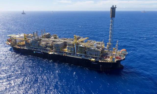 Sem acordo de paz entre EUA e Irã, Trump promete fechar Ormuz