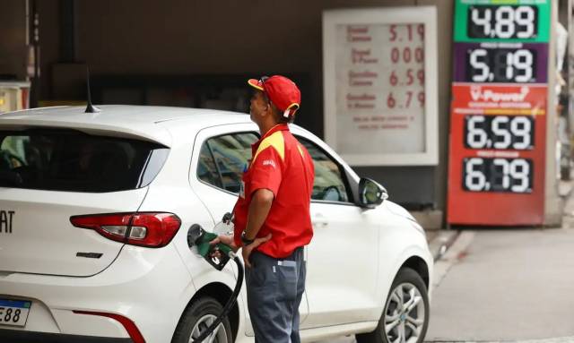 Governo quer usar receita extra com petróleo para reduzir preço de combustíveis