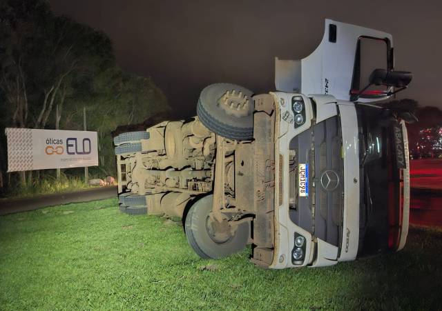 Caminhão com suínos tomba no trevo da BR-472