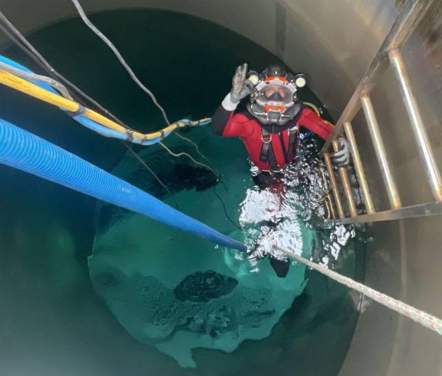 Mergulhadores da Corsan fazem limpeza em reservatórios em TM e região