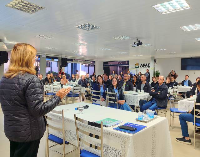 Apae de Três de Maio sedia Café com Empresários
